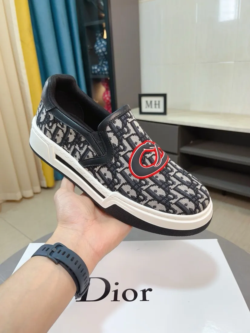 Men's men's shoes💰400🌸🌸[Dior] 25ss new product B01 moral training shoes. The toe dimension design of the couple's style is a bit wider. The upper foot comfort is perfect. The thread is beautiful. Perfectly suitable for pants styles. Decorated with various classic details. It is an ideal choice for daily styling. Can be matched with various casual items to create exquisite looks. Fabric: top layer cowhide/lining sheepskin TPU original outsole Code number: 38-44, 45 customized